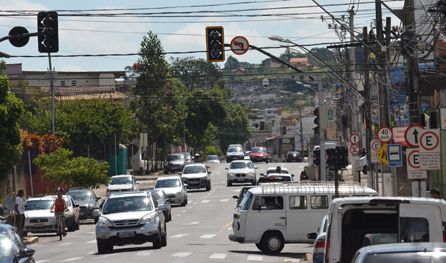Milhares de clientes ficam sem energia no Bairro São Pedro 1 Semáforos da Avenida Presidente Costa e Silva ficaram desligados (Foto: Marcelo Ribeiro/12-02-16)