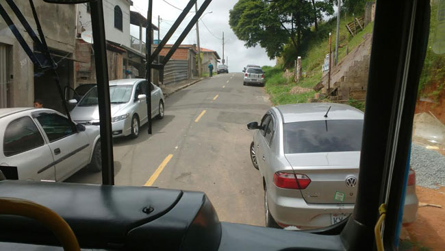 Carros atrapalham trânsito no Santa Lúcia 1 (Foto do leitor)