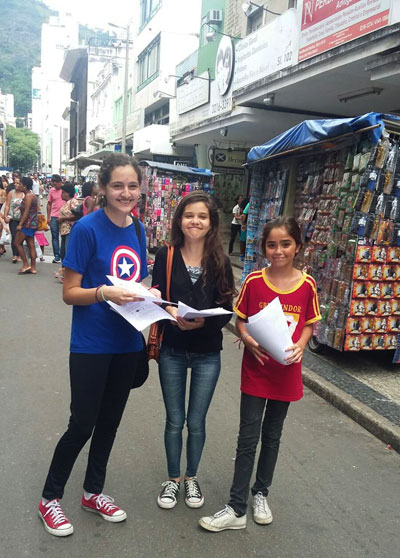 Conscientização e homenagem a Dominique 2 Estudantes criaram um panfleto explicativo sobre a dengue e entregaram a pedestres e comerciantes (Foto: Cláudia Beatriz Muller)