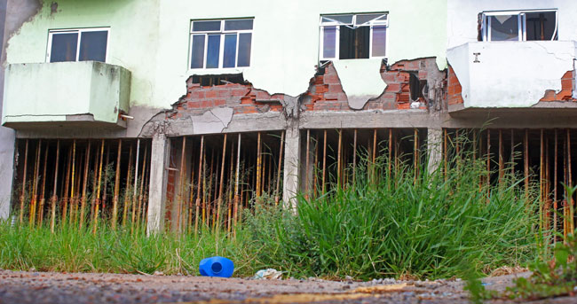 Escoras e suportes de sustentação foram colocados tanto na garagem do edifício como também dentro dos imóveis do primeiro andar (Foto: Leonardo Costa/23-02-16)