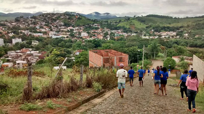 Escolas da região se mobilizam contra o Aedes 1 Equipes visitaram casas em dez bairros da cidade, levando informações sobre o combate ao mosquito (Foto: Divulgação/Escola Estadual Olympio Araújo)