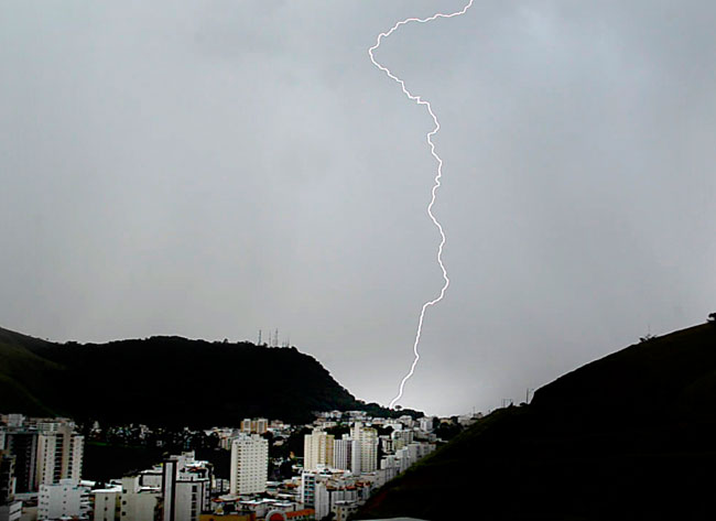 Chuva da tarde desta terça foi acompanhada de raios e fortes rajadas de vento (Foto: Roberto Fulgêncio/16-02-16)