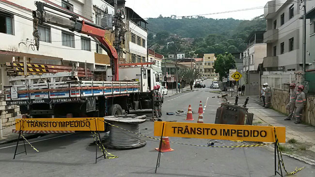 (Foto: Marcelo Ribeiro) rua-impedida-marcelo