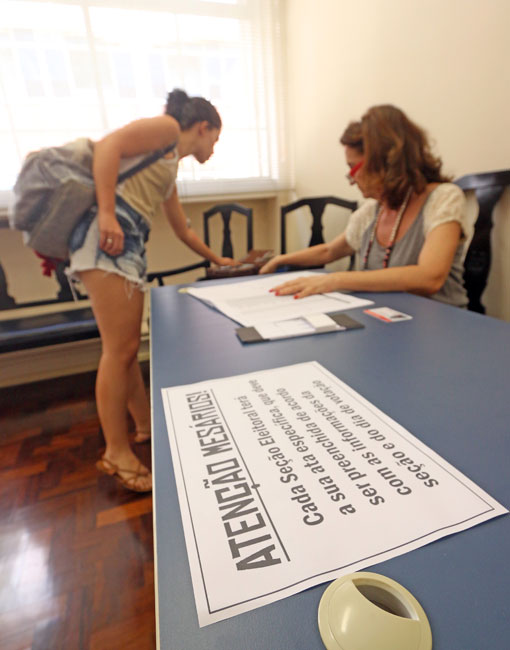 Movimento tranquilo no primeiro dia do 2º turno na UFJF 1 votacao-ufjf-leo-v