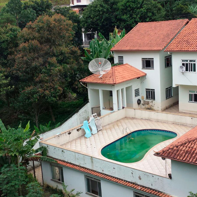 Piscina em casa da Rua Tenente Paulo Maria Delage, no Borboleta, seria potencial criadouro do Aedes