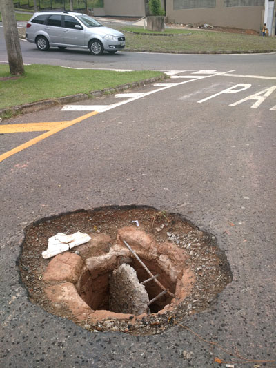Tampa de bueiro se solta e expõe buraco no Estrela Sul 1 Buraco ocupa o meio da pista (Foto: Guilherme Arêas/29-02-16)
