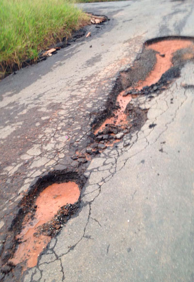 Moradora reclama de buracos em rua do Fontes Ville II 1 Buracos se abriram há cerca de dois meses (Foto da leitora Viviane Costa de Souza)