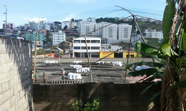 Muros das casas vizinhas vieram abaixo durante a retirada do alambrado da antiga quadra (Foto do leitor Márcio Miranda)
