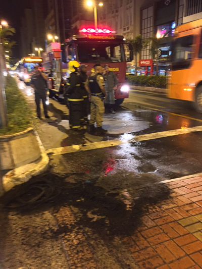 Manifestantes queimaram pneus na confluência de Halfeld com Rio Branco (Foto do leitor Sérgio Bara)