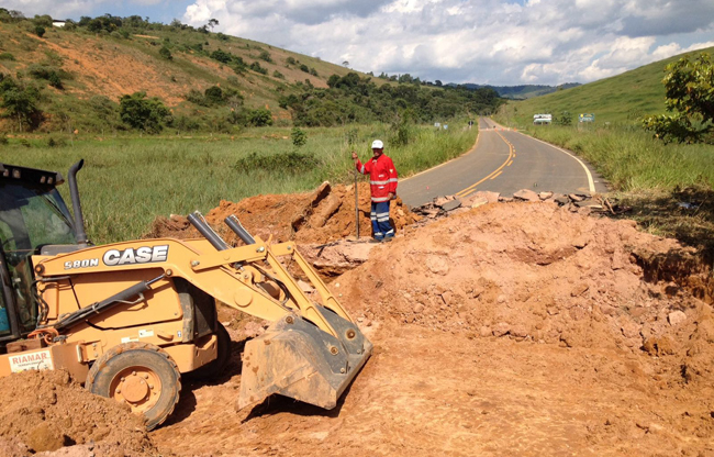 Totalmente interditada, MG-126 segue com obras de reparo 1 Pista cedeu na madrugada de terça, durante uma forte chuva, deixando a estrada partida ao meio (Foto: Fernando Priamo/09-03-16)