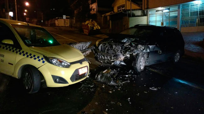 Carro bate de frente com táxi; motoristas ficam feridos 1 PPtran/Divulgação