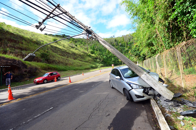 Carro choca-se em poste e fecha parcialmente via 1 Acidente fecha parcialmente via (Foto: Olavo Prazeres 15-03-2016)