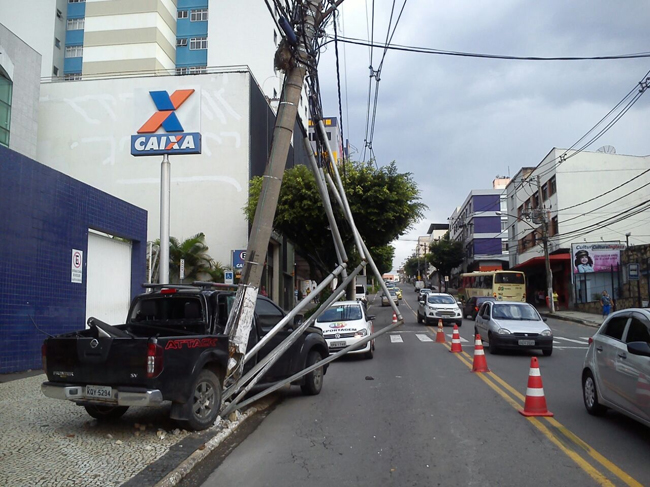 Carro choca-se contra poste na Avenida dos Andradas (Foto: Leonardo Costa 24-03-2016) 