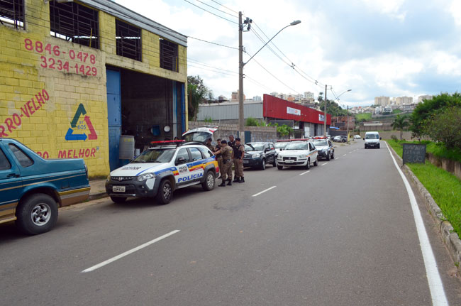 Três pessoas são atingidas por balas perdidas na Zona Sul 1 Policiais fazem rastreamento pelo Bairro Teixeiras (Foto: Olavo Prazeres/31-03-16)