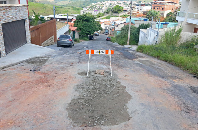 Prefeitura faz reparo em rua onde moradores plantaram bananeiras 1 Secretaria de Obras faz reparos na via. (Foto: Leonardo Costa 02-02-16)
