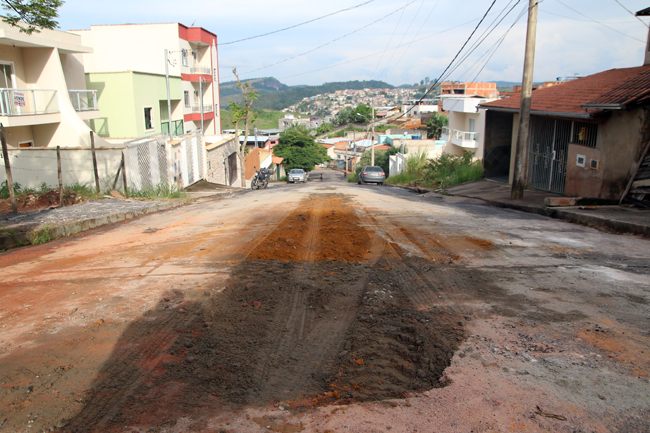 Após os reparos, via aguarda asfaltamento (Foto: Fernando Priamo/07-03-16)