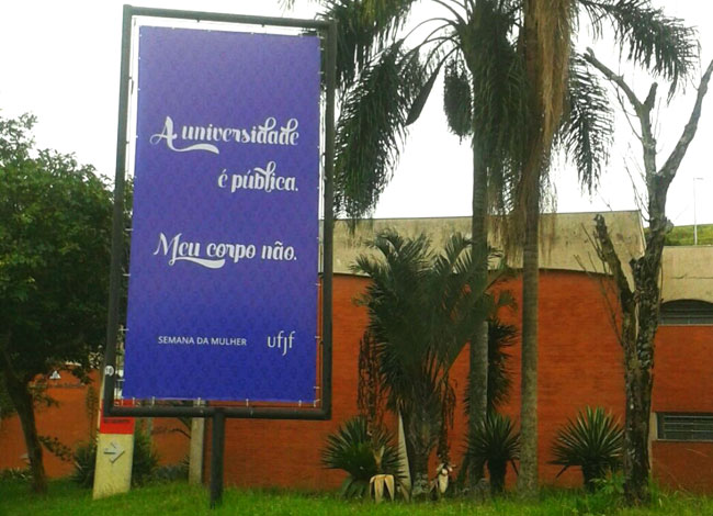 'A Universidade é pública, meu corpo não' 2 Banner foi instalado no campus para lembrar Semana da Mulher (Foto: Kathlenn Batista/03-03-16)