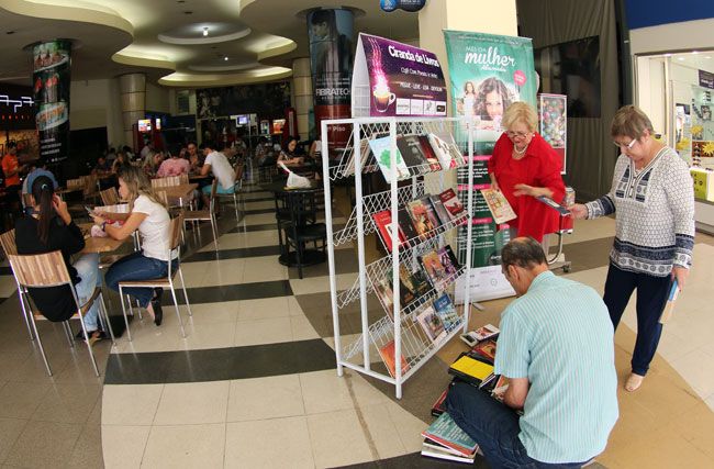 Para além das bibliotecas 3 Maria Helena Sleutjes (de vermelho), Luiz Almeida e Ana Masala ajustam a "Ciranda de livros", aberta ontem no Alameda (FERNANDO PRIAMO)