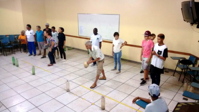Idosos e jovens participam de partida de boliche 2 Divulgação/Amac