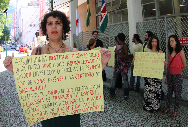 Militante faz manifestação pelo direito de mudar nome 1 Amigos e familiares comparecerem à manifestação para apoiar a militante (Foto: Fernando Priamo/08-03-16)