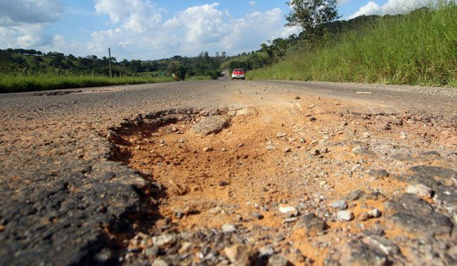 Muito buraco e pouca estrada DER afirma realizar manutenção 2 Buracos profundos na pista são risco a mais, principalmente à noite (Foto: Fernando Priamo)