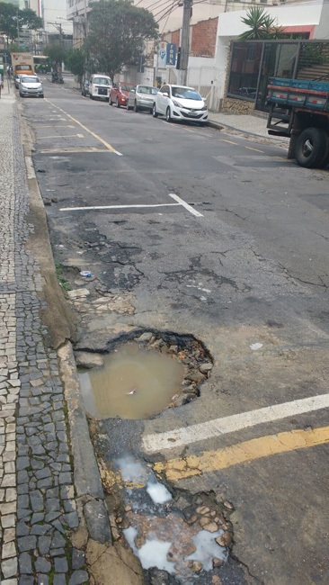 Buraco na Rua Oscar Vidal acumula água (Foto: Márcio Otávio de Almeida 18-02-2016)