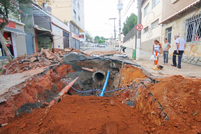 Problema ocorre na Rua Américo Luz (Foto: Leonardo Costa/08-03-16)