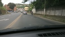 Buracos em via recém-recapeada são alvo de críticas 2 buracos paracatu
