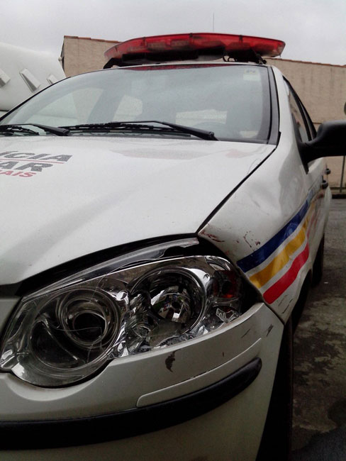 Jovem é detido com arma, tenta fugir e bate em viatura policial 1 carro-batido_