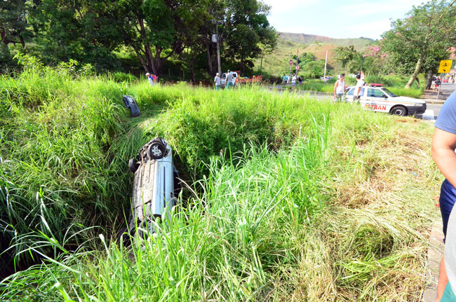 Carro cai no córrego do Linhares e deixa mulher ferida 1 Mulher de 26 anos dirigia o veículo e teve apenas ferimentos leves (Foto: Olavo Prazeres/30-03-16)