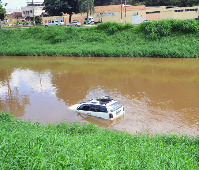 Motorista é encontrado inconsciente após carro cair no Paraibuna 1 Carro cai no Rio Paraibuna (Foto: Olavo Prazeres/28-03-16)