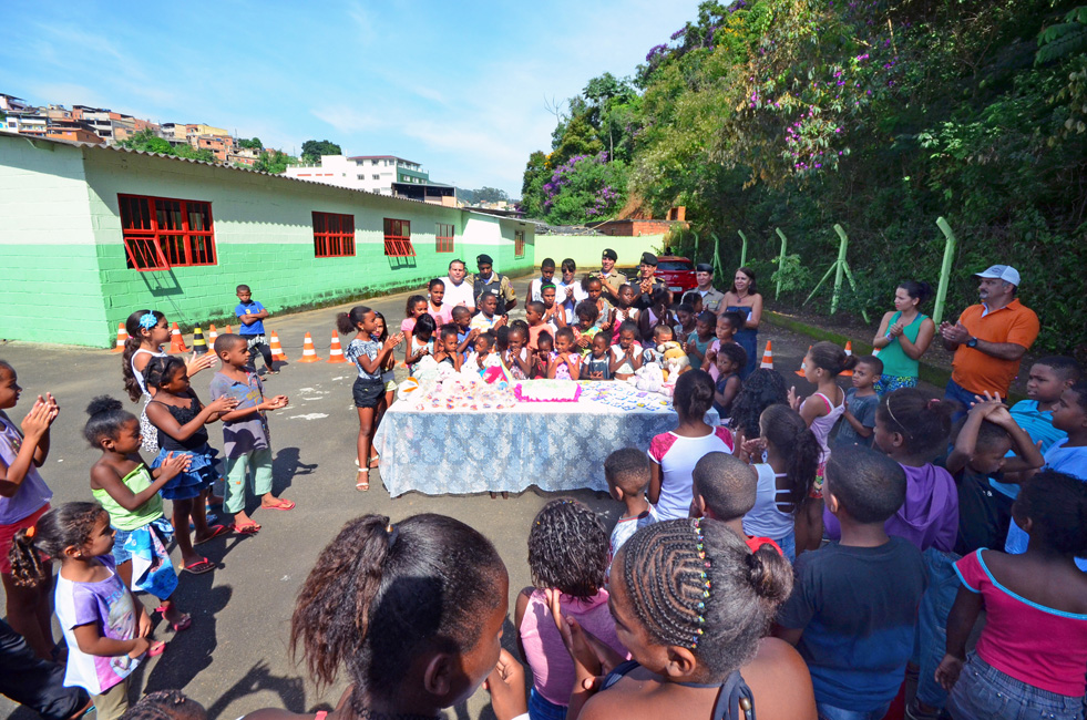 PM faz ação social no Curumim de Santa Luzia 1 Ação da PM comemora Páscoa no Curumim de Santa Luzia (Foto: Olavo Prazeres 23-03-2016)