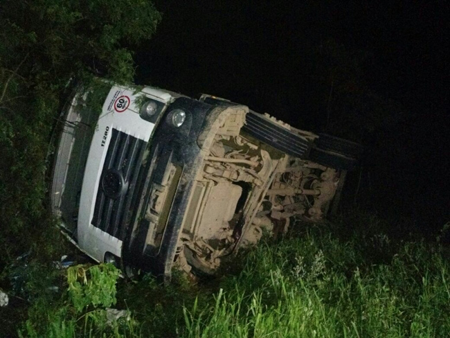 Caminhão tombou na MG-353 (Foto: Divulgação/ PM 28-03-2016)