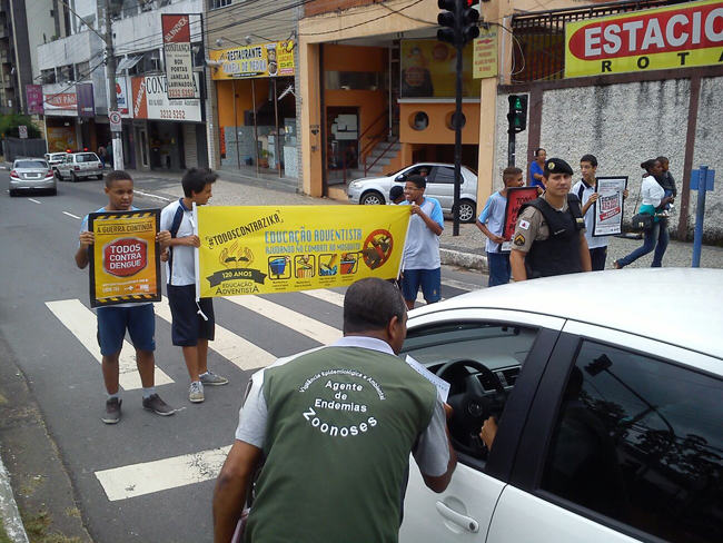 Alunos da Escola Adventista fazem panfletagem sobre o Aedes 1 Leonardo Costa
