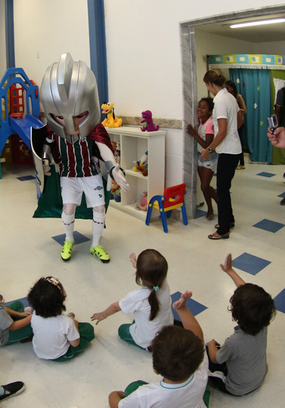 Mascote do Flu faz a alegria de crianças 1 Crianças assistidas pela Fundação Ricardo Moysés Júnior e alunos do Centro Educacional Júnior foram visitados pelo novo mascote do tricolor, o "Guerreirinho" (Foto: Fernando Priamo/10-03-16)