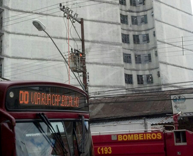 Fogo em transformador assusta comerciantes da Getúlio Vargas 1 O leitor Antônio Carlos Evangelista passo pelo local por volta das 14h e registrou que o transformador ainda pegava fogo.