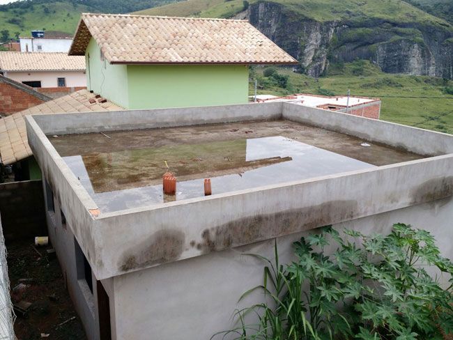 Juiz-foranos temem subnotificação da dengue 3 Cobertura de construção abandonada parece uma 'piscina' no Jardim dos Alfineiros