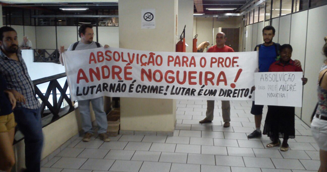 Professores e integrantes de movimentos sindicais protestaram no prédio do Juizado Especial Criminal (Foto: Leonardo Costa/09-03-16)