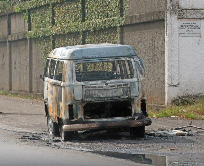 Kombi pega fogo na Avenida Brasil (Foto:Leonardo Costa 24-03-2016) 