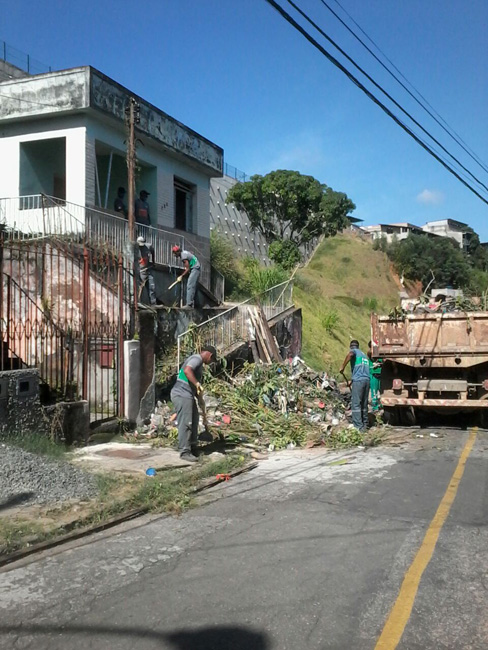 PJF continua limpeza em imóveis para combater a dengue 1 Prefeitura limpa imóveis no Santa Tereza (Foto: Assessoria/ PJF 22-03-2016)