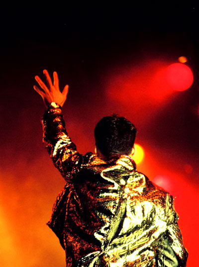 Alecsander Alves, o Dinho, clicado pelas lentes do fotógrafo juiz-forano Aelson Amaral, durante show dos Mamonas em 1995 (Foto: Aelson Amaral)
