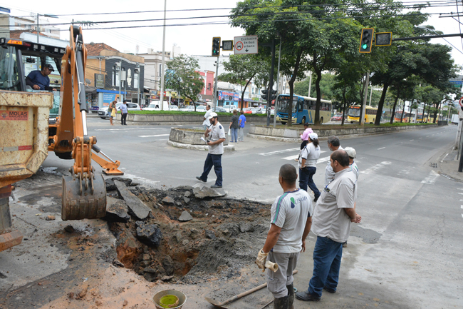 Obra da Cesama complica trânsito no Centro 2 Foto: Marcelo Ribeiro/26-03-16