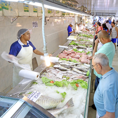 Consumidores chegaram a formar filas para comprar pescados nesta quinta-feira (Foto: Leonardo Costa/24-03-16)