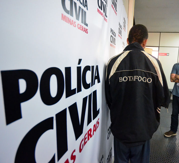Assaltante é flagrado tentando roubar mulher na Itamar Franco 1 Suspeito foi apresentado na manhã desta quarta (Foto: Olavo Prazeres)
