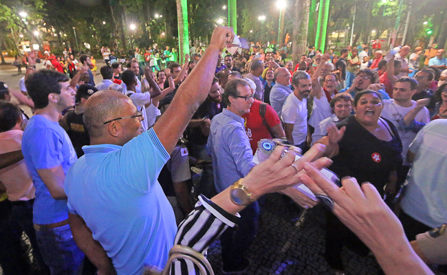 Grupos pró e contra Lula protestam no Parque Halfeld 1 Polícia Militar precisou intervir após confusão (Foto: Leonardo Costa/04-03-16