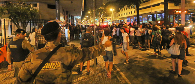 PM usa spray de pimenta para dispersar protesto contra aumento de passagem 1 Foto: Leonardo Costa/30-03-16