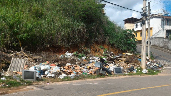 Moradores depositam entulho e lixo em bota-fora irregular no Marumbi 1 Vizinhos do terreno temem a proliferação de doenças, como as causadas pelo mosquito Aedes aegypti