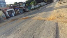 Obras deixam problemas no asfalto na Barreira do Triunfo 1 vu buraco 2