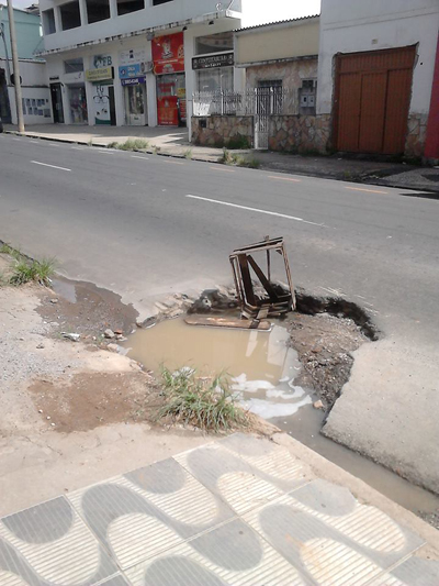 Problema acontece na altura do número 321 da Rua Tomaz Gonzaga (Foto da leitora Ana Paula Paredes)