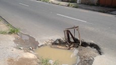 Buraco é aberto após limpeza em caixa de esgoto 1 vu rua 2